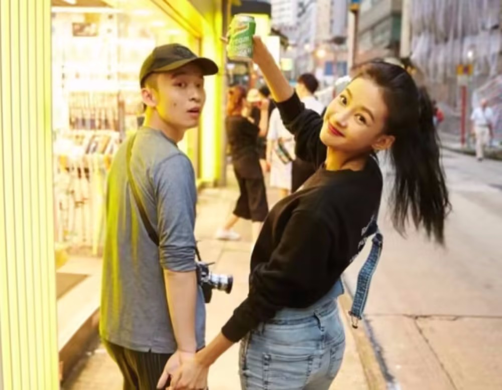 孙怡首次曝光离婚细节,并向家人隐瞒事实。奶奶发现了,安慰她。她控制不住哭了起来